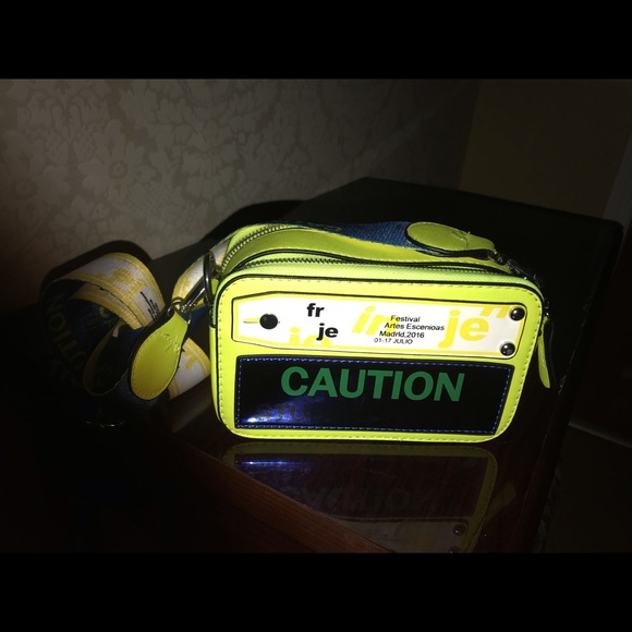 Iam selling a clutch bag - Picture 2 of 2